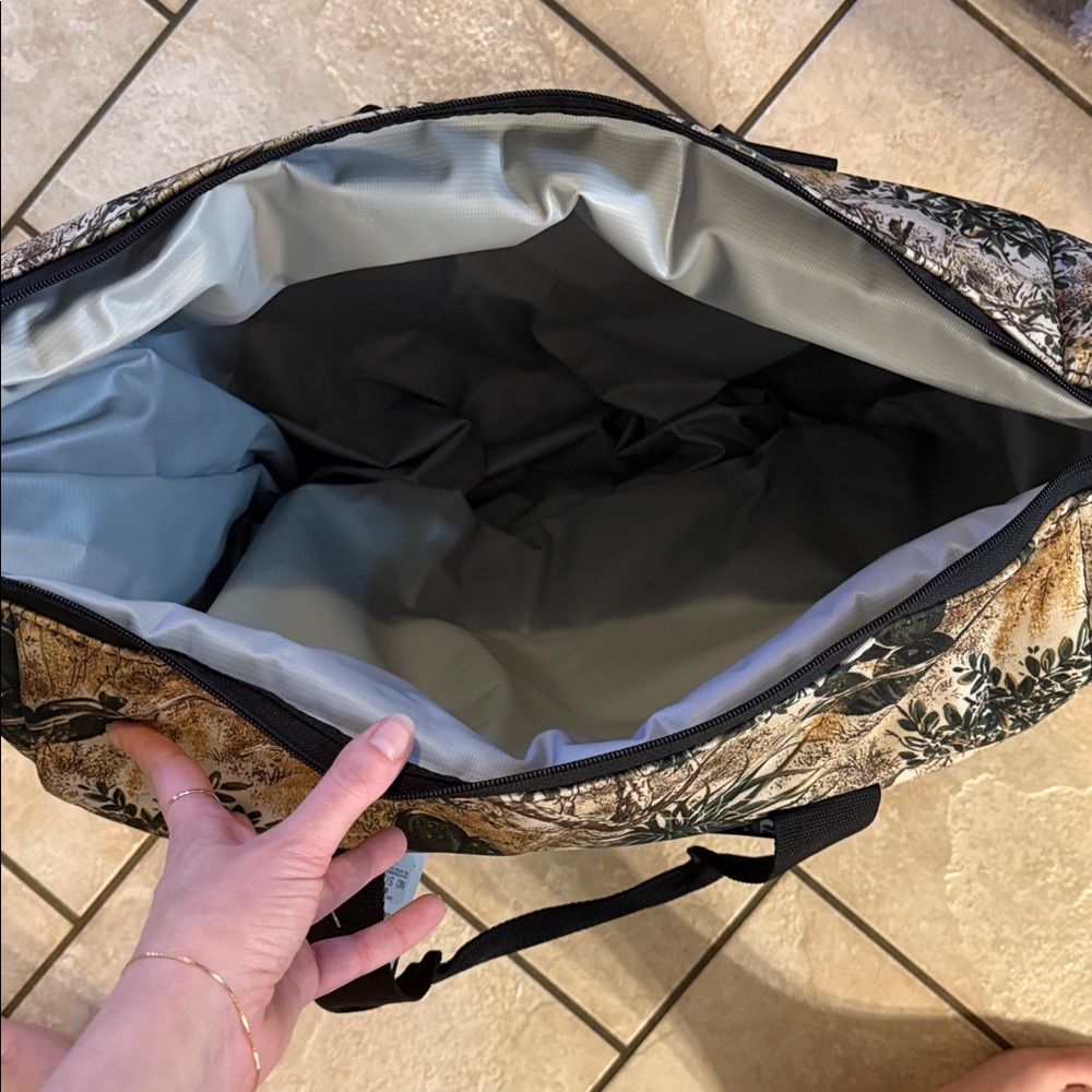 NWT Game Gaurs Camouflage Cooler Bag with Black Straps - Picture 6 of 8